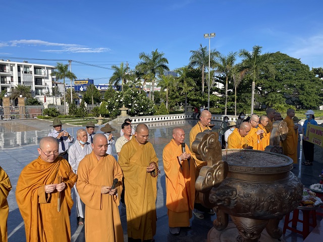 Ban Trị sự Phật giáo tỉnh và thành phố Quy Nhơn viếng nghĩa trang liệt sĩ Tp. Quy Nhơn